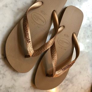 Havianas flip flops Top style Gold color